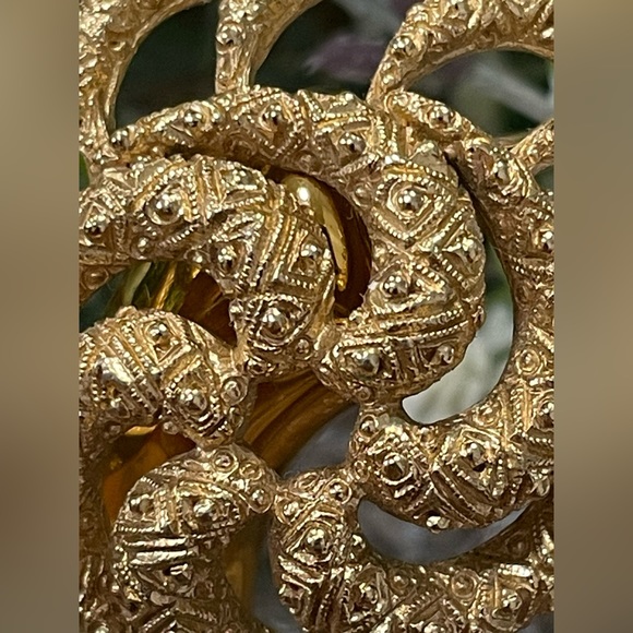 Exquisite Vintage Gold MONET Swirled 3D Brooch - Picture 3 of 7